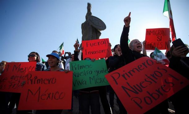 Manifestación antiinmigrante disfraza la xenofobia con llamados a la ley y el orden