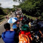 caravana-de-inmigrantes-en-mexico-hacia-la-frontera-con-estados-unidos-231018-foto-efe-esteban-biba