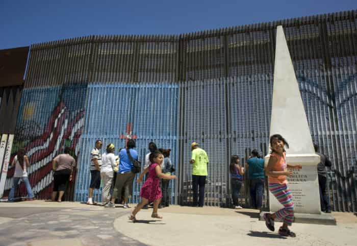 Familias migrantes sufren cierre de punto de encuentro fronterizo en EEUU