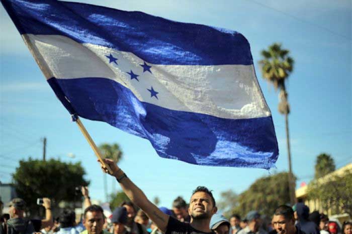 (VIDEO) Polémica en México por reclamo a migrante hondureño que ondea bandera