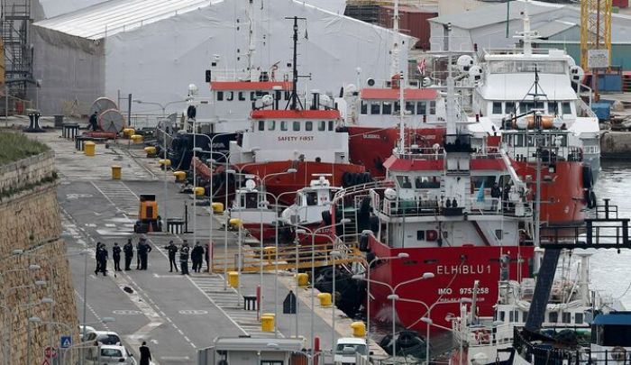 Barco secuestrado por migrantes llega a Malta controlado por fuerzas armadas