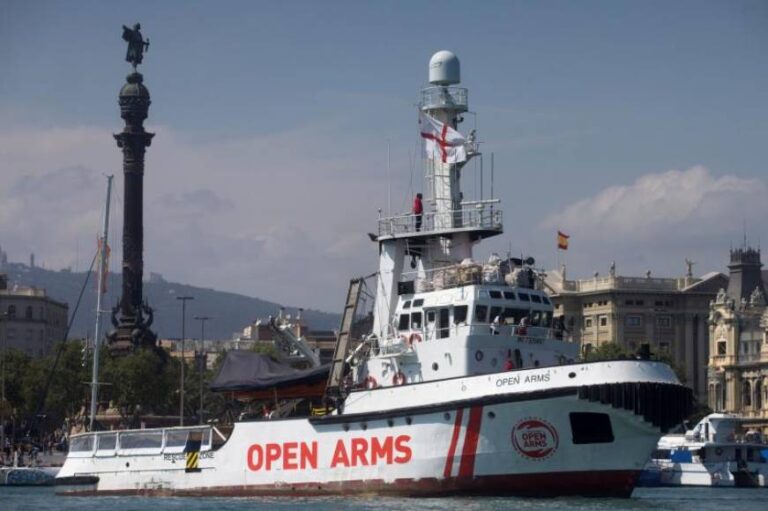 Open Arms pide urgentemente un puerto seguro al que llevar a 121 inmigrantes