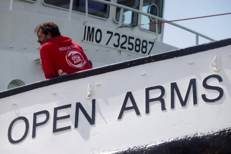 Open Arms rescata a otros 68 migrantes en el Mediterráneo y busca puerto