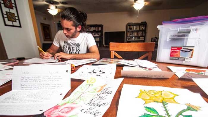 Con cartas escritas a mano, joven devuelve humanidad a indocumentados en EEUU