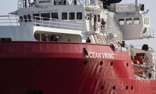 «Ocean Viking» rescata a 125 migrantes en el Mediterráneo y espera un puerto