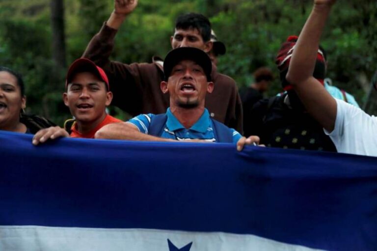 Una caravana de unos 2 mil hondureños entra a Guatemala con la bandera de su país
