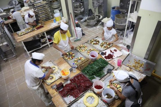 La receta tradicional de rosca de reyes mexicana lucha contra la industria