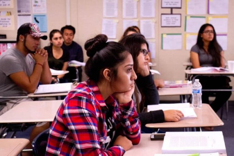 «Soñadores» piden matrículas universitarias en el Capitolio de Arizona
