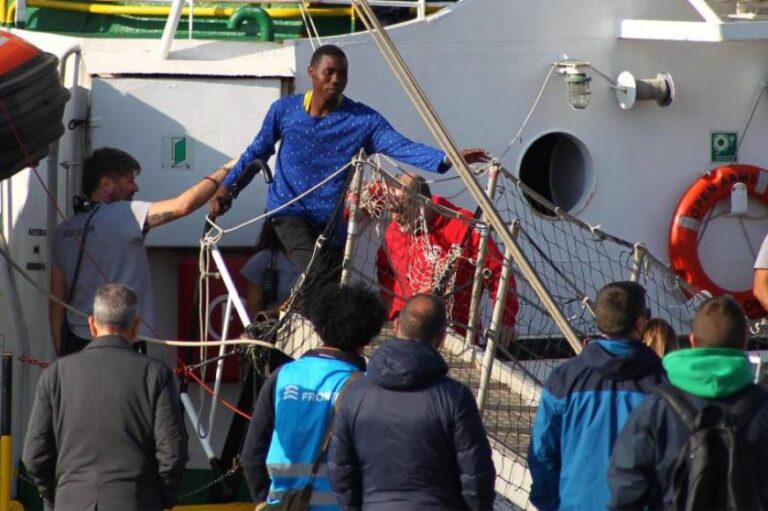 El Open Arms rescata a otras 79 personas y espera puerto con 237 migrantes