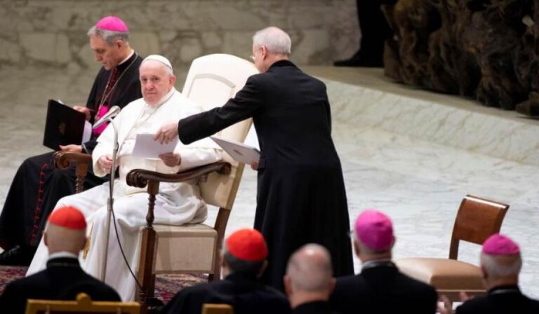 El papa pide acoger a los náufragos que llegan exhaustos a las costas