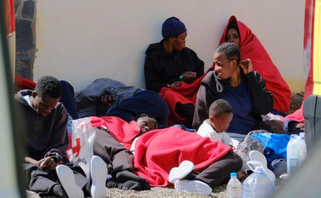 Llegan a España 28 inmigrantes con 6 bebés tras cuatro días en el Atlántico