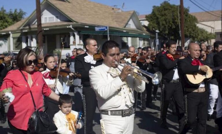 Zumba y mariachis para impulsar el voto en Los Ángeles