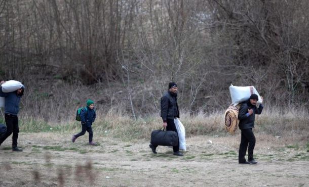 Turquía decide mantener su frontera abierta para que refugiados vayan a la UE