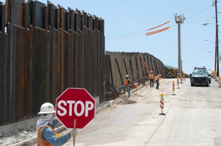 Arizona demanda a Biden para continuar barrera de contenedores en frontera