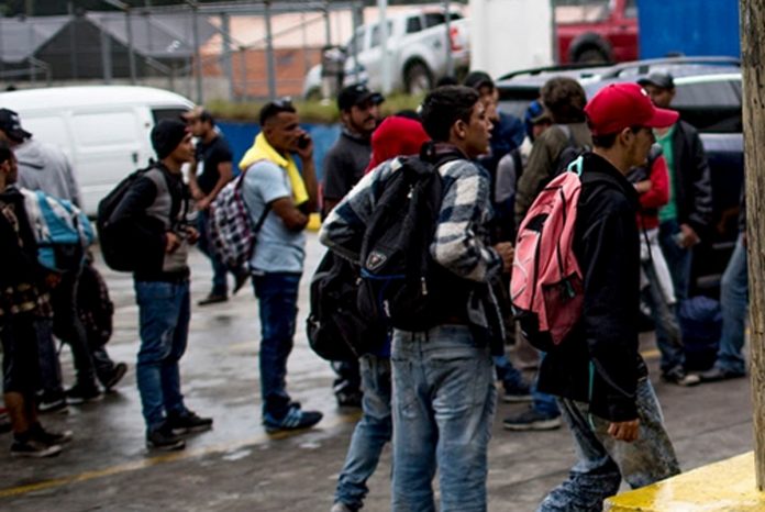Decenas de hondureños salen en caravana desde el sur del país rumbo a EEUU