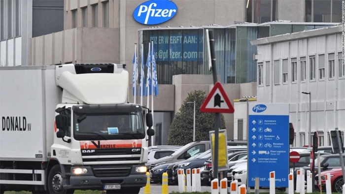 Los primeros camiones comienzan a distribuir la vacuna de Pfizer en EEUU