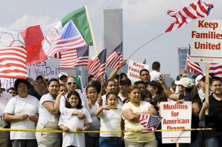 Estadounidenses cada vez más receptivos a inmigración pese a ataques de Trump