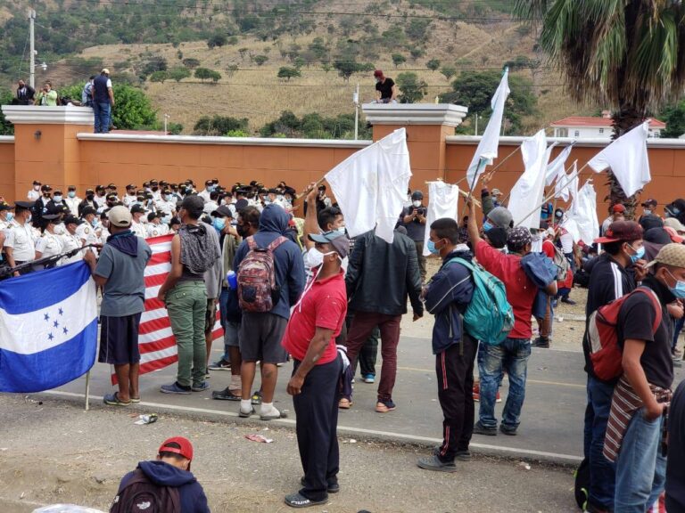 Con improvisadas banderas blancas integrantes de caravana piden paz en Guatemala