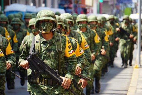 México exhibe la fuerza de sus militares en su principal frontera sur