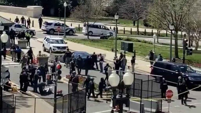 Un coche atropella a dos policías en el Capitolio de EEUU