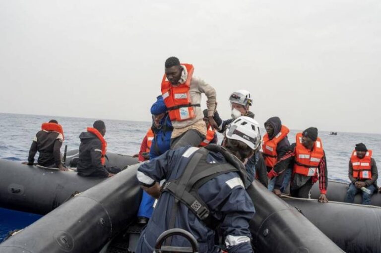 EL Sea Watch rescata a 121 migrantes en el Mediterráneo central