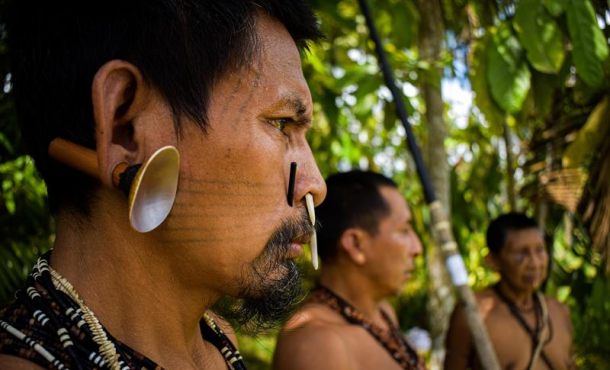 Doce días en río por una vacuna: el viaje de los indígenas matis por el Amazonas