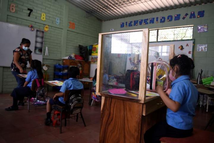 El miedo a la COVID-19 mantiene a muchos niños latinos fuera de las aulas