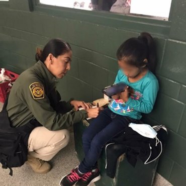 Rescatan a niña tras ser abandonada por traficante cerca a muro fronterizo