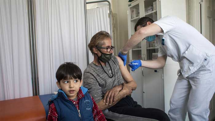 ACNUR pide eliminar barreras en acceso a vacunas para refugiados