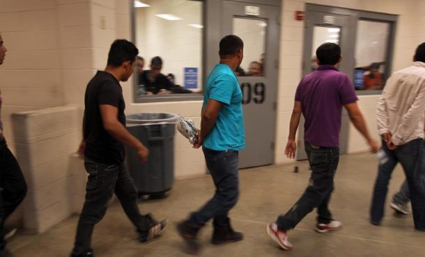 Detienen a 17 migrantes que lograron llegar por mar a costa de Los Ángeles