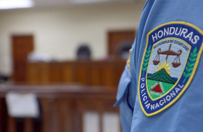 Suspenden a dos policías hondureños grabados cobrando a migrantes