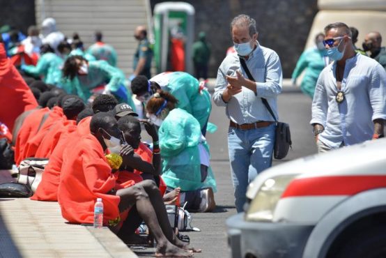 Un cayuco con 117 inmigrantes llega a la isla española de El Hierro tras seis días en el mar