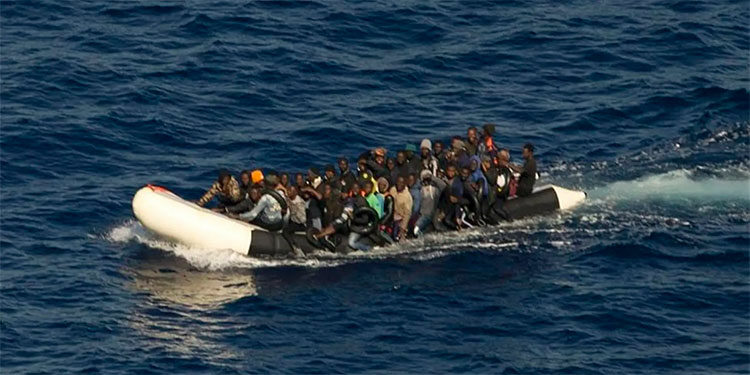 Rescatada cuando se hundía una lancha con 65 inmigrantes que iban a España