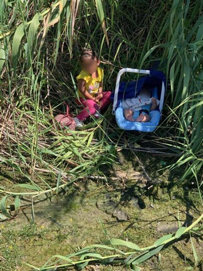 Hallan a bebé hondureña de 3 meses y su hermana de 2 años abandonados en río fronterizo