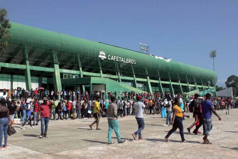 Miles de migrantes se reúnen en estadio del sur de México para pedir refugio