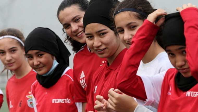 Jugadoras afganas vuelven al campo de fútbol en Portugal