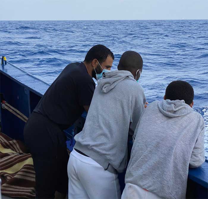Los 105 migrantes del Aita Mari esperan un puerto desde hace cuatro días