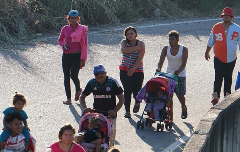 Caravana migrante avanza mermada por el sur de México