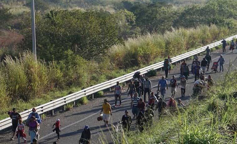 Los migrantes de la caravana avanzan en camiones por el sur de México