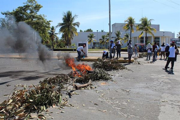 Migrantes agudizan protestas y bloqueos en Tapachula, al sur de México