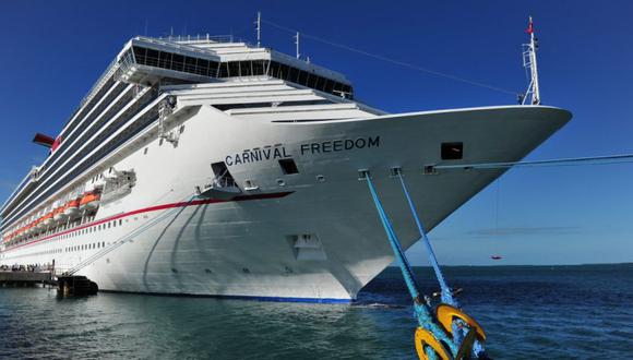 Atraca en Miami crucero Carnival Freedom, tercero en regresar con positivos