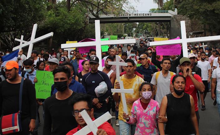 Migrantes reciben con protestas a Obrador en la fronteriza Tapachula
