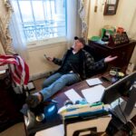 2-FOTO-CONGRESO-EN-OFICINA-PELOSI-HOMBRE-EN-SU-SILLON….EPA-EFE