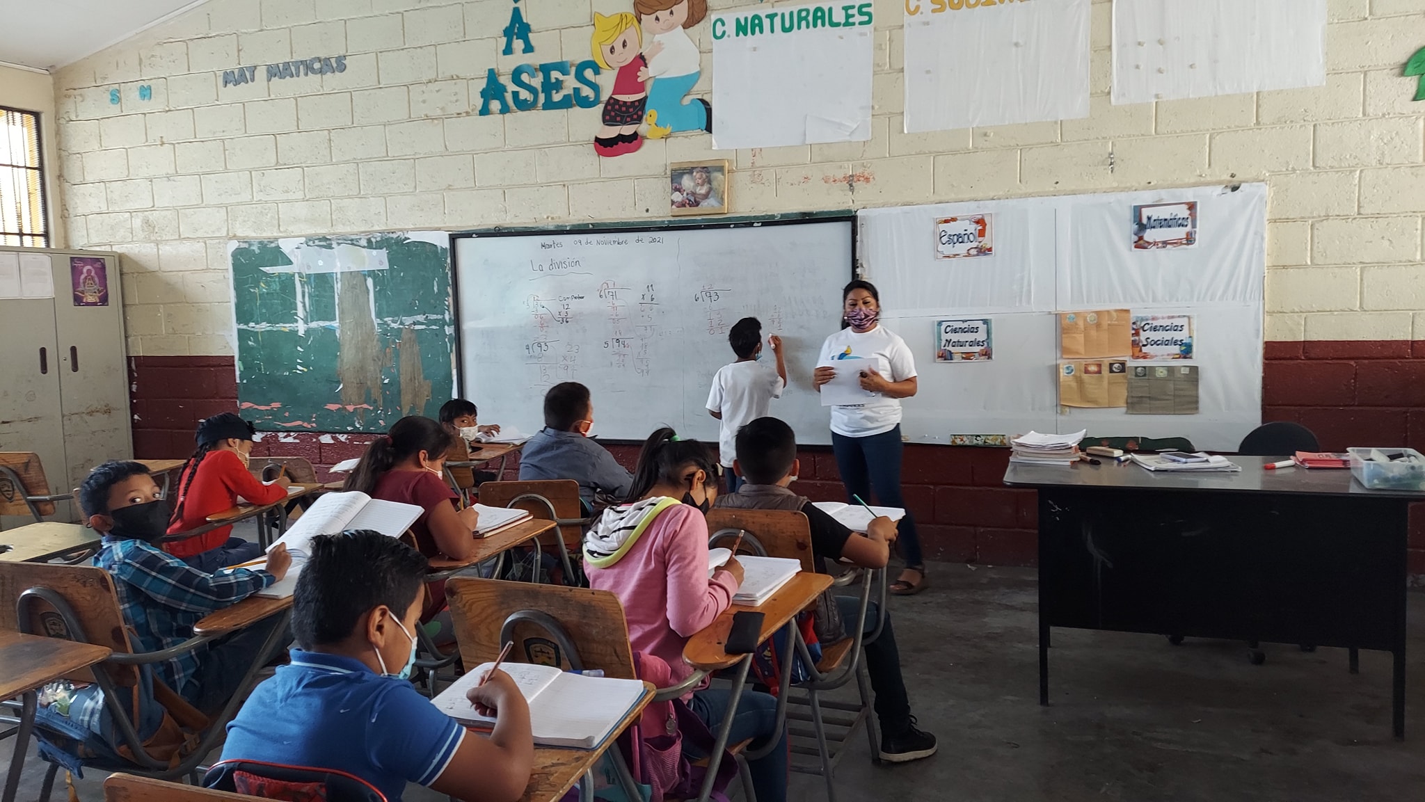 Solo 42 % de población educativa urbana regresó a clases presenciales, según dirigencia magisterial