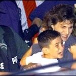 9-FOTO-ELIAN.-CON-LA-MUJER-AGENTE-EN-BRAZOS…-.-EL-NINO-LLONDI-cbs