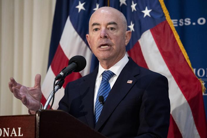 Mayorkas defiende su gestión migratoria en medio de críticas a restricciones