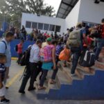 Decenas de hondureños realizan tramites migratorios este jueves en el punto de Agua Caliente (Honduras), fronterizo con Guatemala, desde donde planean continuar su caravana que pretende llegar a Estados Unidos. EFE
