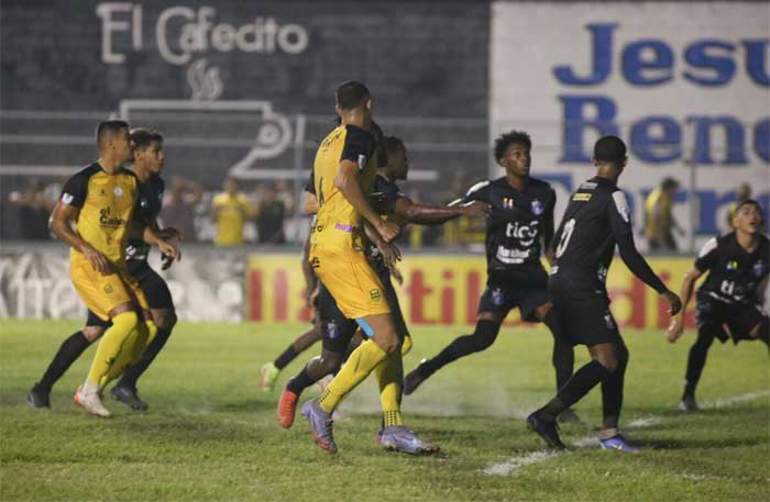 Progreso frena al Real España y salva categoría; empate en vibrante clásico ceibeño