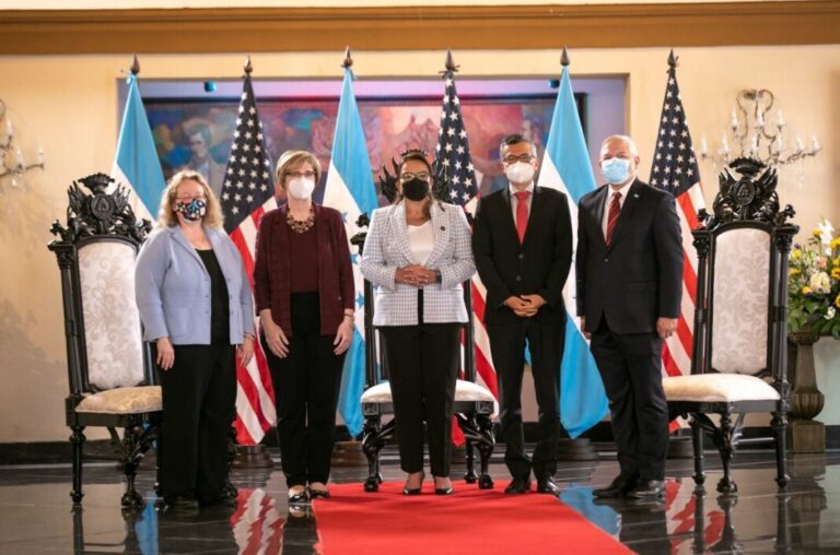 Embajadora de EEUU presenta credenciales a la presidenta Castro