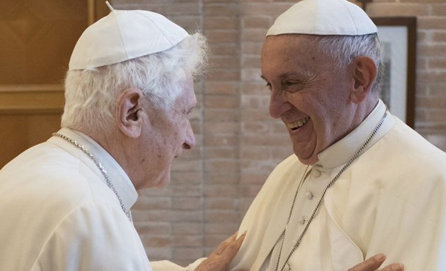 El papa Francisco visita a Benedicto XVI por su 95 cumpleaños